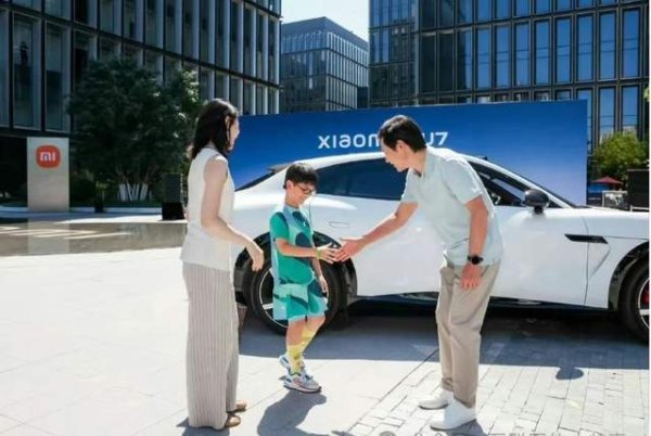 东程配资 “弯下腰”的雷军，又给车企CEO们，出了一个大难题