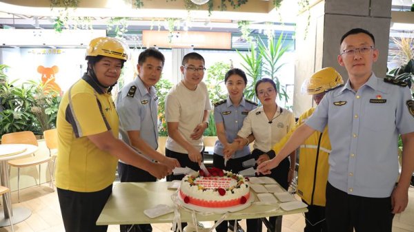 杨方配资 海淀“哨兵团”中秋收暖心礼，千名骑手成城市治理生力军