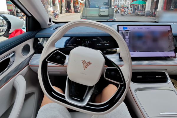 兴泊证券 突然火了！年轻人捡漏倒闭车企“烂尾车”，有人半价买哪吒，有人12万元抄底高合，“开10万公里就回本了”