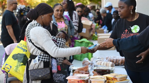 升融配资 特朗普“好友”捐款1.3亿给美军发工资，其身份被扒出
